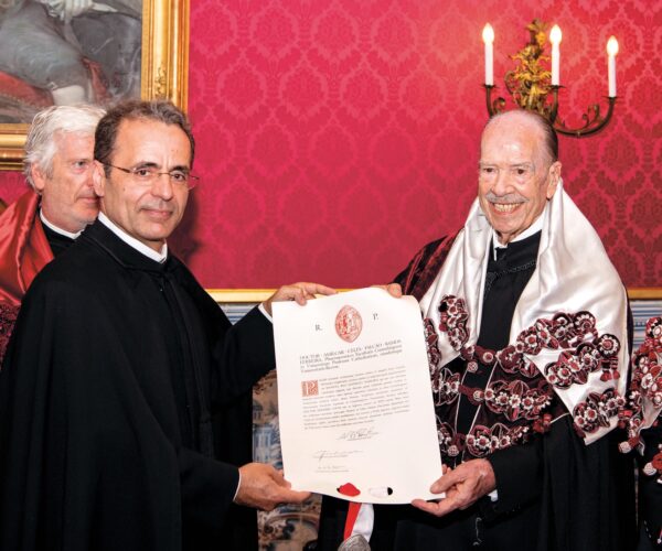 O reitor da Universidade de Coimbra, Amílcar Falcão, atribuiu o Doutoramento Honoris Causa a Rui Nabeiro em 2020.